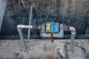 Açık alan konut sayacı ve su tedarik sistemi.