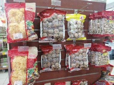 Perak, Malezya. 27 Ocak 2022: Aoen alışveriş süpermarketi Sri Manjung 'da rafta kurutulmuş çay çiçeği mantarı ve mantar paketi.