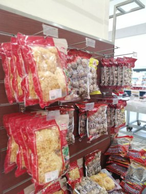 Perak, Malezya. 27 Ocak 2022: Aoen alışveriş süpermarketi Sri Manjung 'da rafta kurutulmuş çay çiçeği mantarı ve mantar paketi.