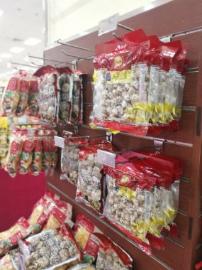 Perak, Malezya. 27 Ocak 2022: Aoen alışveriş süpermarketi Sri Manjung 'da rafta kurutulmuş çay çiçeği mantarı ve mantar paketi.