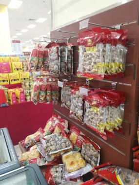 Perak, Malezya. 27 Ocak 2022: Aoen alışveriş süpermarketi Sri Manjung 'da rafta kurutulmuş çay çiçeği mantarı ve mantar paketi.