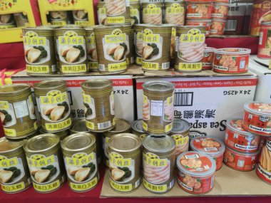 Perak, Malezya. 27 Ocak 2022: Aoen alışveriş süpermarketi Sri Manjung 'da satılık deniz kulağı konserveleri çeşitleri.