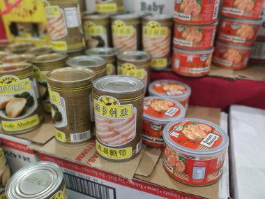 Perak, Malezya. 27 Ocak 2022: Aoen alışveriş süpermarketi Sri Manjung 'da satılık deniz kulağı konserveleri çeşitleri.