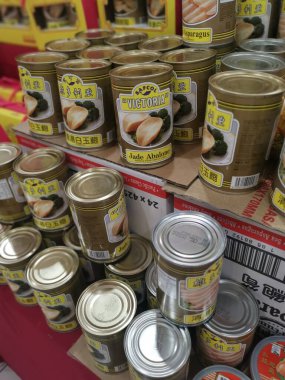 Perak, Malezya. 27 Ocak 2022: Aoen alışveriş süpermarketi Sri Manjung 'da satılık deniz kulağı konserveleri çeşitleri.