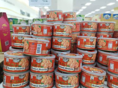 Perak, Malezya. 27 Ocak 2022: Aoen alışveriş süpermarketi Sri Manjung 'da satılık deniz kulağı konserveleri çeşitleri.