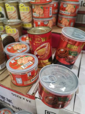 Perak, Malezya. 27 Ocak 2022: Aoen alışveriş süpermarketi Sri Manjung 'da satılık deniz kulağı konserveleri çeşitleri.