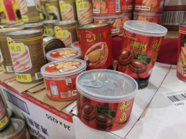 Perak, Malezya. 27 Ocak 2022: Aoen alışveriş süpermarketi Sri Manjung 'da satılık deniz kulağı konserveleri çeşitleri.