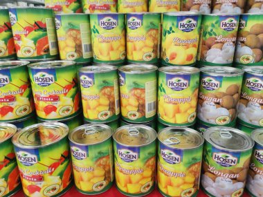 Perak, Malezya. 27 Ocak 2022: Aoen alışveriş süpermarketi Sri Manjung 'da raflarda çeşitli meyveler satılıyor.