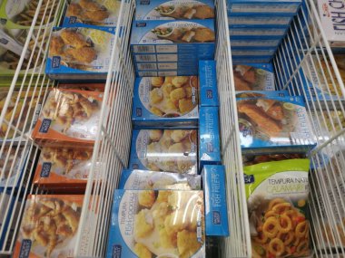 Perak, Malezya. 27 Ocak 2022: Aoen alışveriş süpermarketi Sri Manjung 'da soğuk hava deposunda bulunan nugget ve deniz ürünleri çeşitliliği.