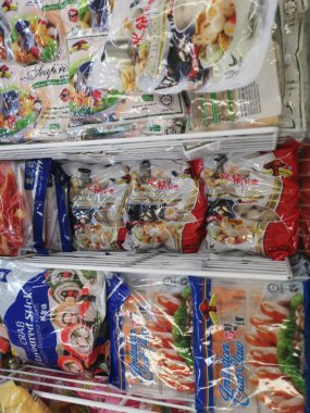 Perak, Malezya. 27 Ocak 2022: Aoen alışveriş süpermarketi Sri Manjung 'da soğuk hava deposunda bulunan nugget ve deniz ürünleri çeşitliliği.