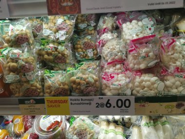 Perak, Malezya. 27 Ocak 2022: Japon mantar çeşitleri Aeon Sri Manjung Süpermarketinin rafında satılığa çıkarıldı.