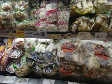 Perak, Malezya. 27 Ocak 2022: Japon mantar çeşitleri Aeon Sri Manjung Süpermarketinin rafında satılığa çıkarıldı.