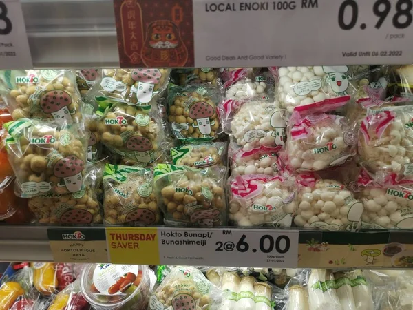 马来西亚 波拉克 2022年1月27日 在Aeon Sri Manjung超市的货架上包装成包出售的各种日本蘑菇 — 图库照片