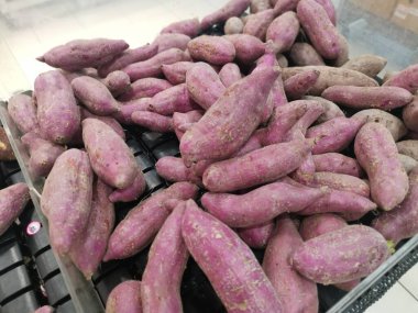 Satılık kırmızı Japon patatesleri.