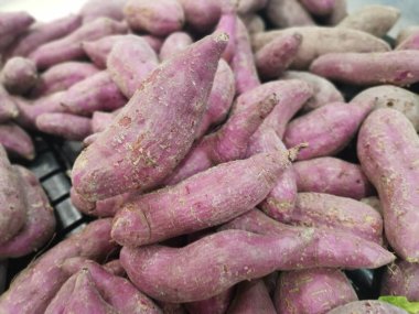 Satılık kırmızı Japon patatesleri.