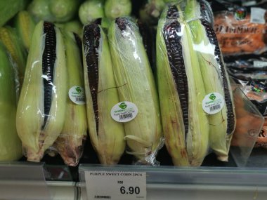 Perak, Malezya. 27 Ocak 2022: Aeon Sri Manjung Süpermarketinin rafında bir sıra mor mısır satışa sunuldu.