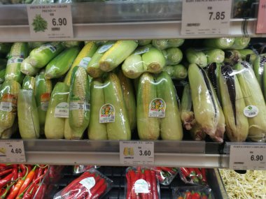 Perak, Malezya. 27 Ocak 2022: Aeon Sri Manjung Süpermarketinin rafında bir sıra mor mısır satışa sunuldu.