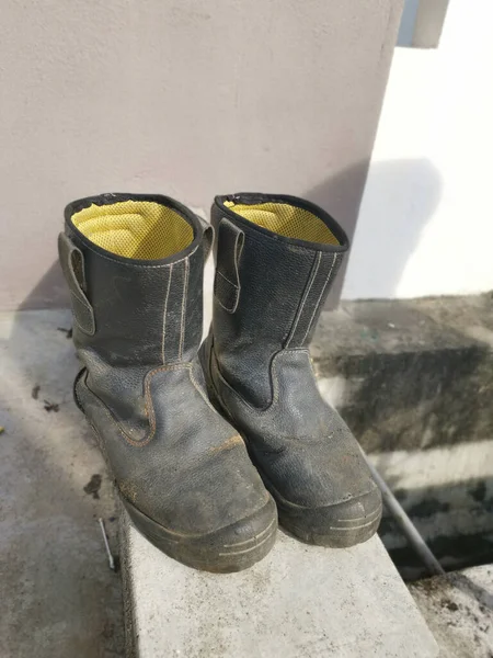 Boot Kulit Tua Mengering Pangkuan Beton — Stok Foto