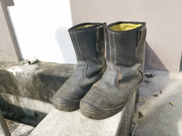 Vieux Séchage Bottes Cuir Sur Genou Béton — Photo