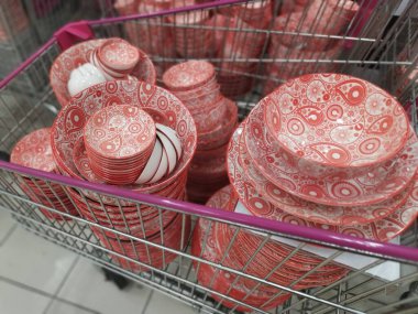 Farklı boyutlarda ve şekillerde seramik bulaşık takımları.