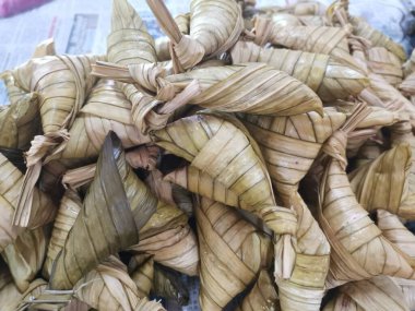 palas yaprağıyla sarılmış nişastalı glutinous pilav 