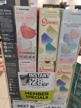 Perak, Malezya. 17 Şubat 2022: Aeon 'daki Watson Sri Manjung Alışveriş Merkezi' nde sergilenen ve satılan kutularda farklı cerrahi maske markaları yığını.