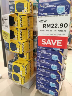 Perak, Malezya. 17 Şubat 2022: Aeon 'daki Watson Sri Manjung Alışveriş Merkezi' nde sergilenen ve satılan kutularda farklı cerrahi maske markaları yığını.
