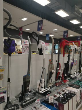 Perak, Malezya. 17 Şubat 2022: Aeon Electrical Sri Manjung Alışveriş Merkezi 'nde sergilenmek ve satılmak üzere raflarda çeşitli ev elektrik süpürgesi türleri ve markaları bulunuyor.