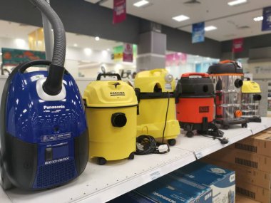 Perak, Malezya. 17 Şubat 2022: Aeon Electrical Sri Manjung Alışveriş Merkezi 'nde sergilenmek ve satılmak üzere raflarda çeşitli ev elektrik süpürgesi türleri ve markaları bulunuyor.