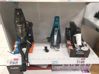 Perak, Malezya. 17 Şubat 2022: Aeon Electrical Sri Manjung Alışveriş Merkezi 'nde sergilenmek ve satılmak üzere raflarda çeşitli ev elektrik süpürgesi türleri ve markaları bulunuyor.