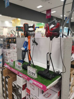 Perak, Malezya. 17 Şubat 2022: Aeon Electrical Sri Manjung Alışveriş Merkezi 'nde sergilenmek ve satılmak üzere raflarda çeşitli ev elektrik süpürgesi türleri ve markaları bulunuyor.