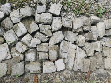 Kırsal bölgeye giden yolu tıkıyor.