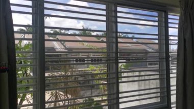 Pencereden dışarı bakan küçük oyuncak bir dron..