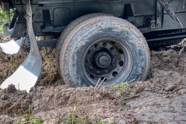 Kamyon lastiği çamurlu zemine sıkıştı..