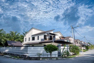 Beton evlerde güzel bulutlu bir gün manzarası.