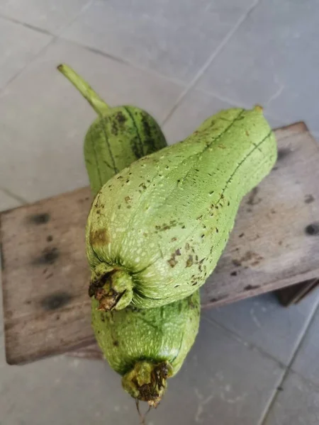 Dwa Świeże Oskubane Warzywa Luffa Sigua — Zdjęcie stockowe