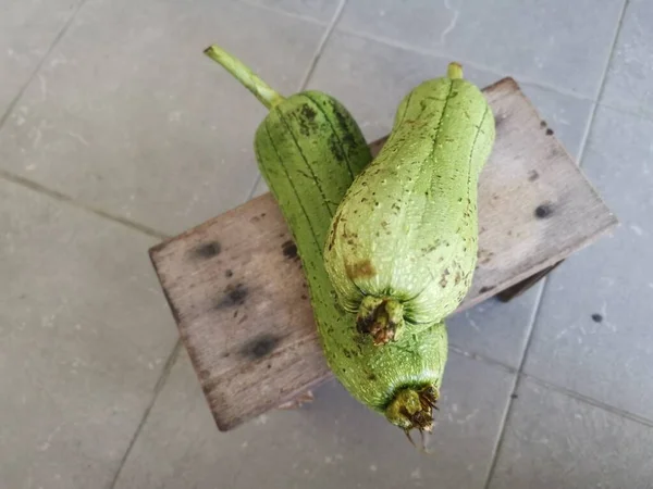 Dos Verduras Frescas Desplumadas Luffa Sigua —  Fotos de Stock