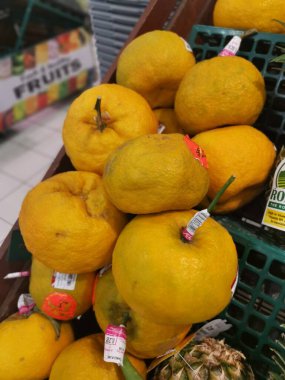 Perak, Malezya. 27 Şubat 2022: Aeon Sri Manjung Süpermarketinde sergilenmek ve satılmak üzere rafta büyük boy mandalina portakalı yığını.