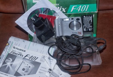 Perak, Malezya. 5 Mart 2022: Modası geçmiş ve kullanılamaz bir Fuji FinePix F401 kamera, tüm aksesuarları ve manüel yığınıyla Taman Mas 'ın evinde çöp olarak kullanılıyor, Kg Koh.