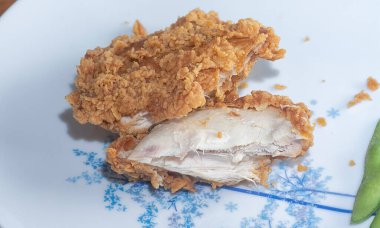 Baharatlı kızarmış tavuk eti..