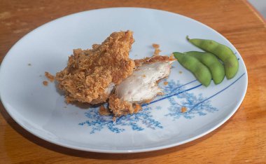 Baharatlı kızarmış tavuk eti..