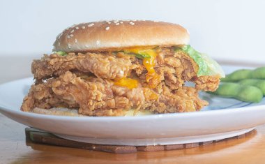 Çift katlı baharatlı kızarmış tavuk burger.