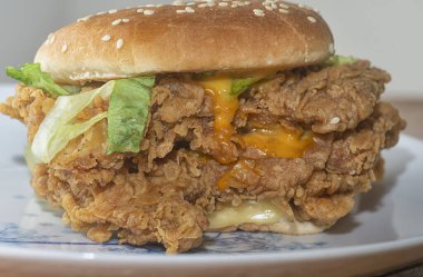 Çift katlı baharatlı kızarmış tavuk burger.