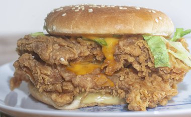 Çift katlı baharatlı kızarmış tavuk burger.