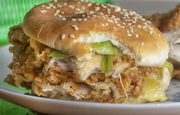 Dvojvrstvý Pikantní Smažený Kuřecí Burger — Stock fotografie