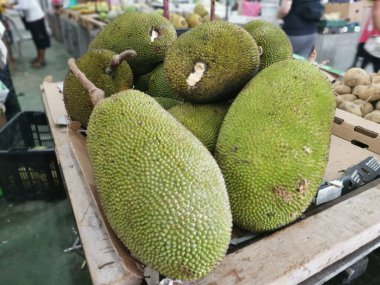 İndirimde olan bir yığın büyük boy meyve..