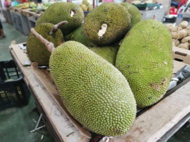 İndirimde olan bir yığın büyük boy meyve..