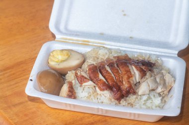 Polistiren kutusunda soya soslu ızgara tavuklu pilav..