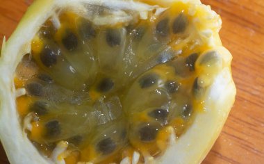 Dilimin iç kısmı Passiflora edulis meyvesi.