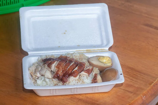 Nasi Daging Ayam Panggang Dengan Telur Kecap Hitam Kotak Polistirena — Stok Foto
